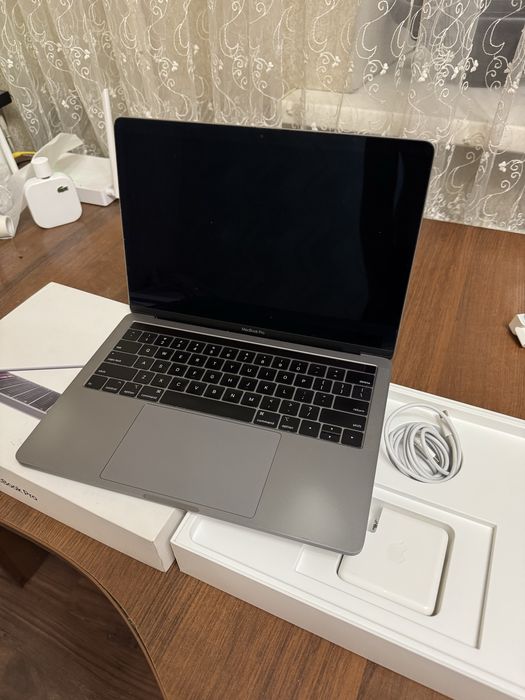 Macbook pro 13 touch bar 2019