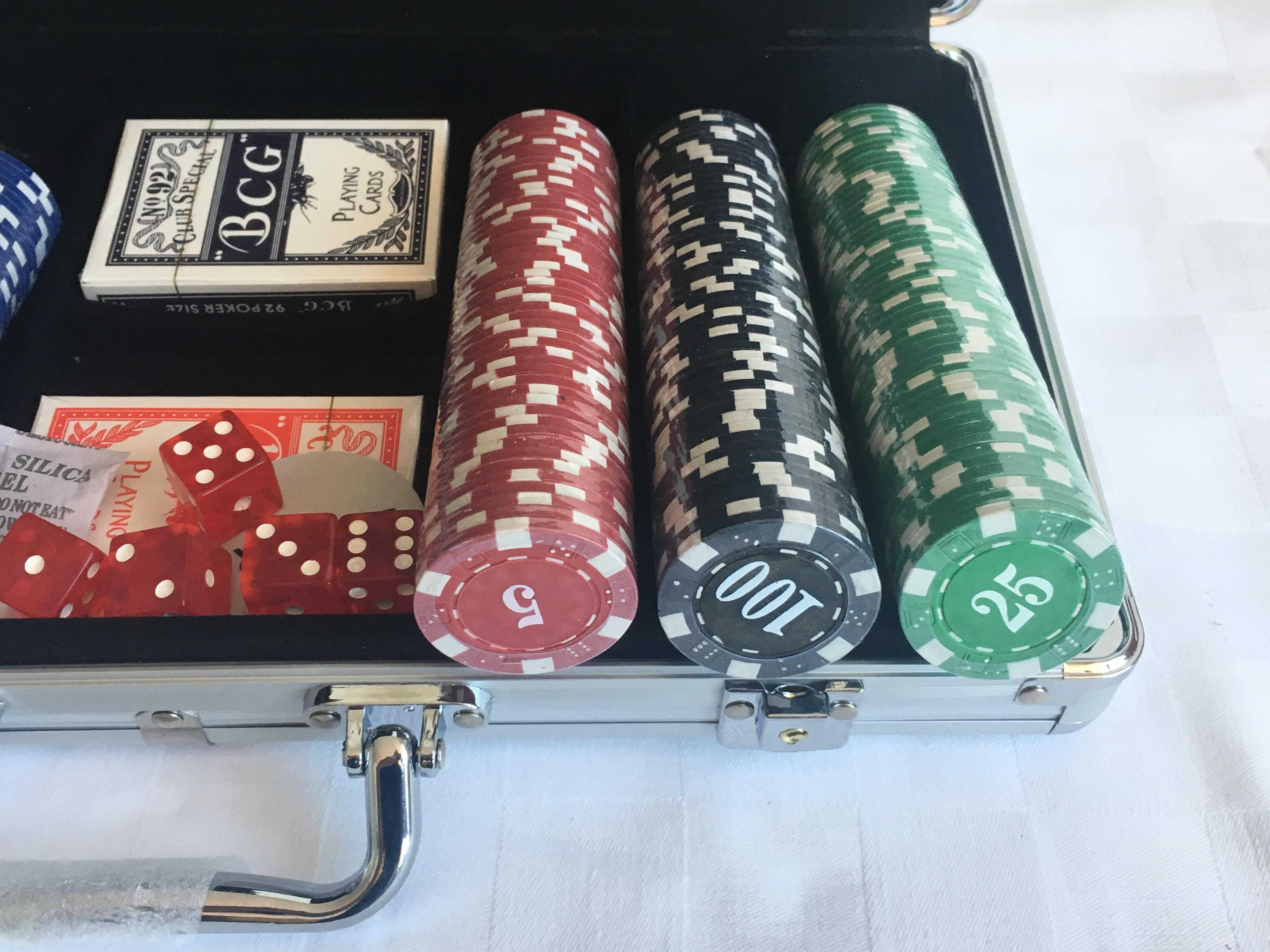 Trusa Poker 300 jetoane inscripționate la diplomat. SIGILAT!