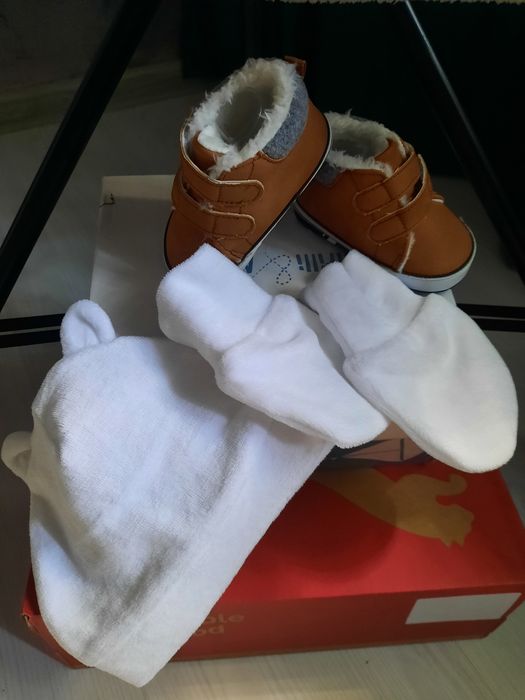 Palton + fes + mănuși + ghete bebeluș, mărimea 3 - 6 luni+