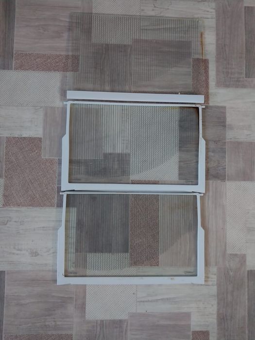 Продам-Все полки от холодильника индезит