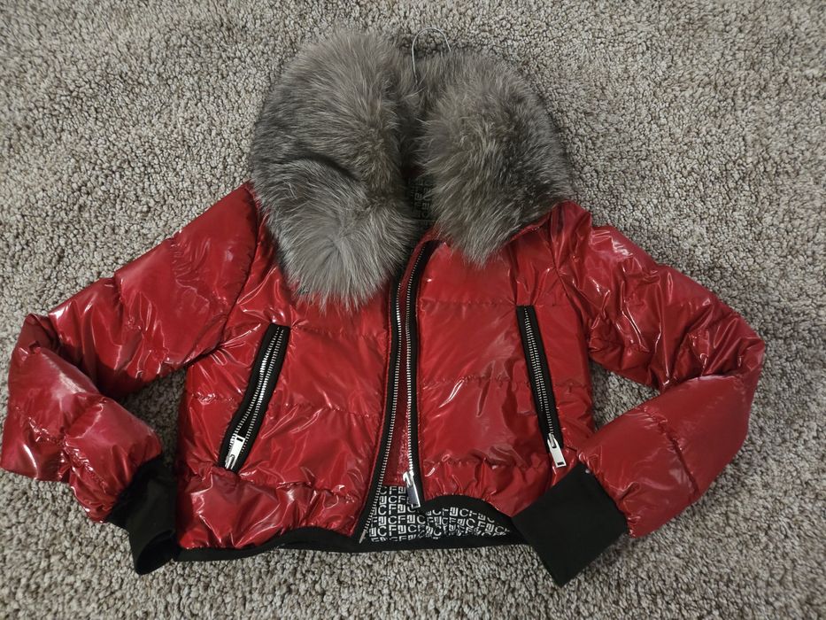 Зимно червено лачено яке с яка от естествена заешка кожа