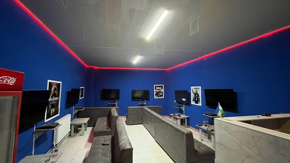 Playstation 3 sotiladi televizor va 4 ta pulti bor oʻyinlar yozilgan