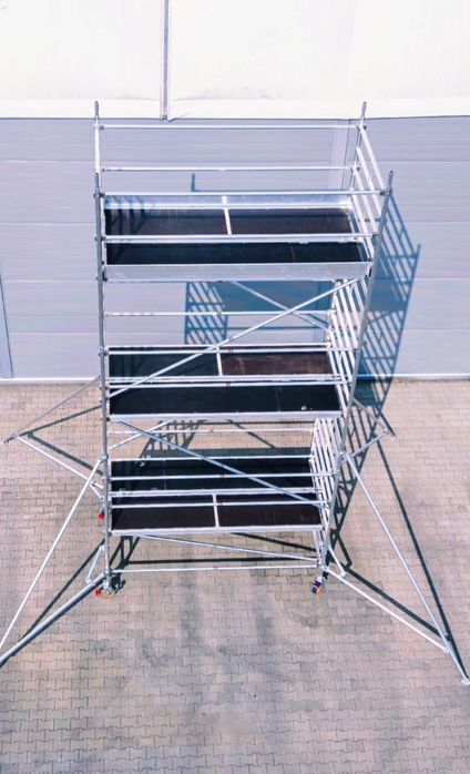 Schela mobila aluminiu reglabila pe roti de închiriat