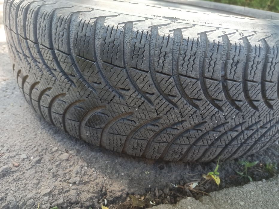 Vând jante golf 4 cauciucuri iarna și anvelope vara 195/65 r15