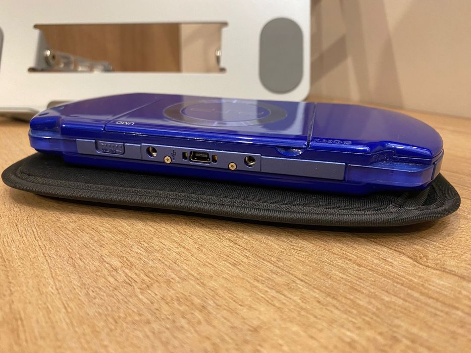 PSP 2000 (Metallic Blue) — stare excelentă, 64 GB, jocuri instalate