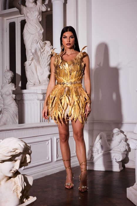 Пленителна рокля с пера в злато - размер - Универсален Bella Barnett