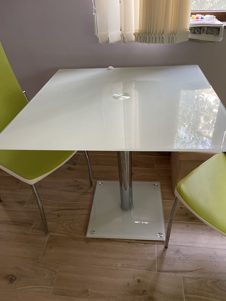 Квадратна стъклена маса с два стола