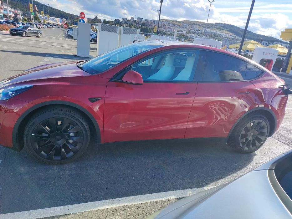 Vand tesla model Y 2023,. 40000km ,dual motor, long range