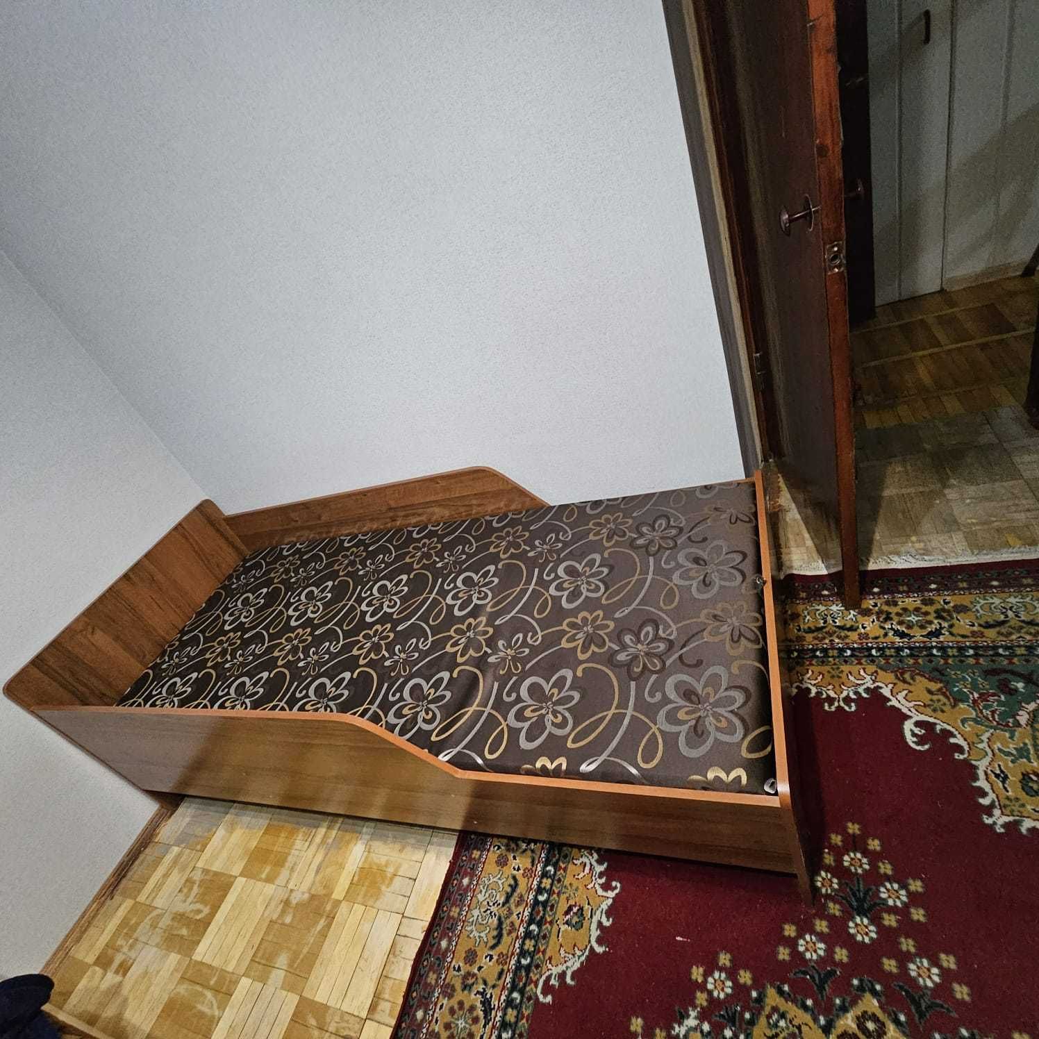 продам кровать односпальную с матрасом