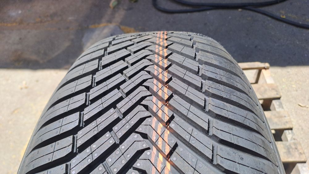 1бр. Нова 235/55/19 Continental All Season Contact