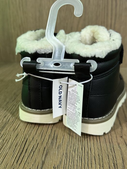Продам детские оригинальные ботинки Gap