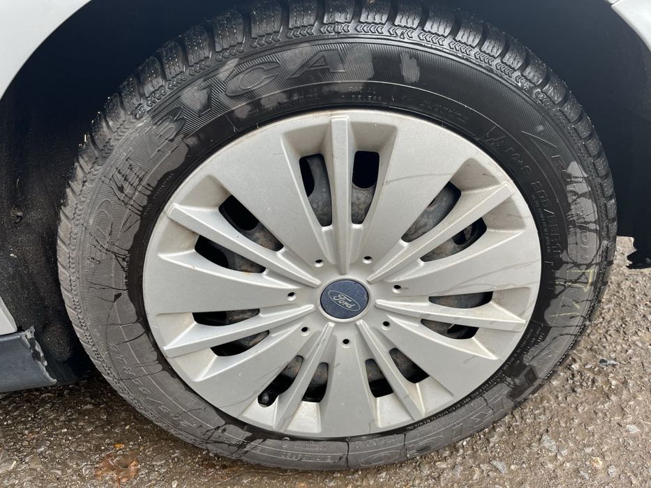 Продавал личния си автомобил безупречен Форд Фокус