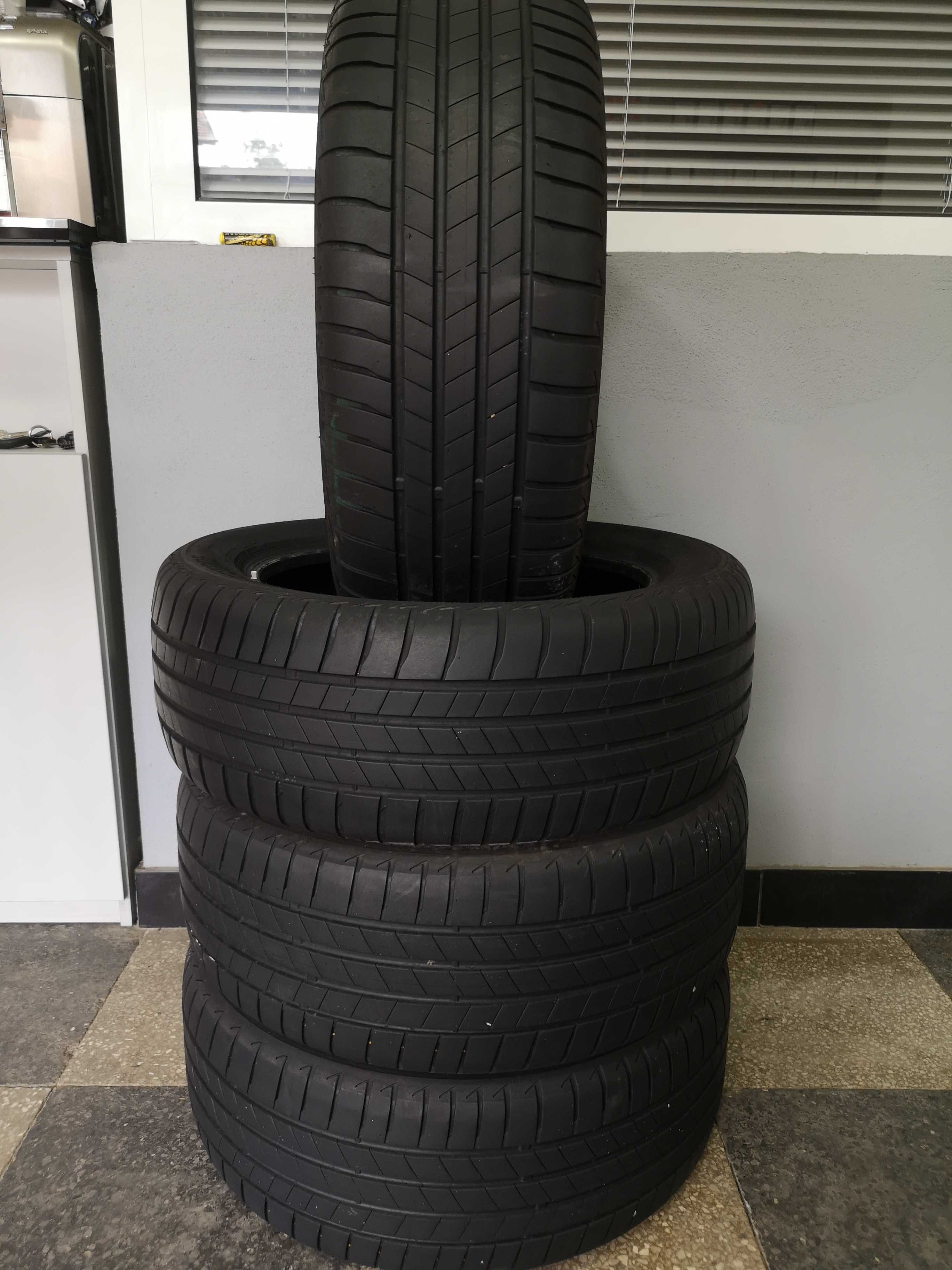 2бр 215/55/17 BRIDGESTONE 6,5мм грайфер дот:20г безплатен монтаж