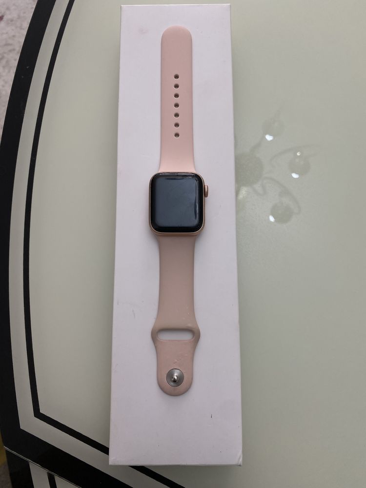 Продам Apple Watch SE 40mm (2020)