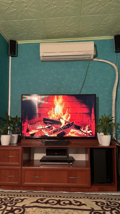 Продается телевизор в отличном состояний караоке двд с колонками акуст