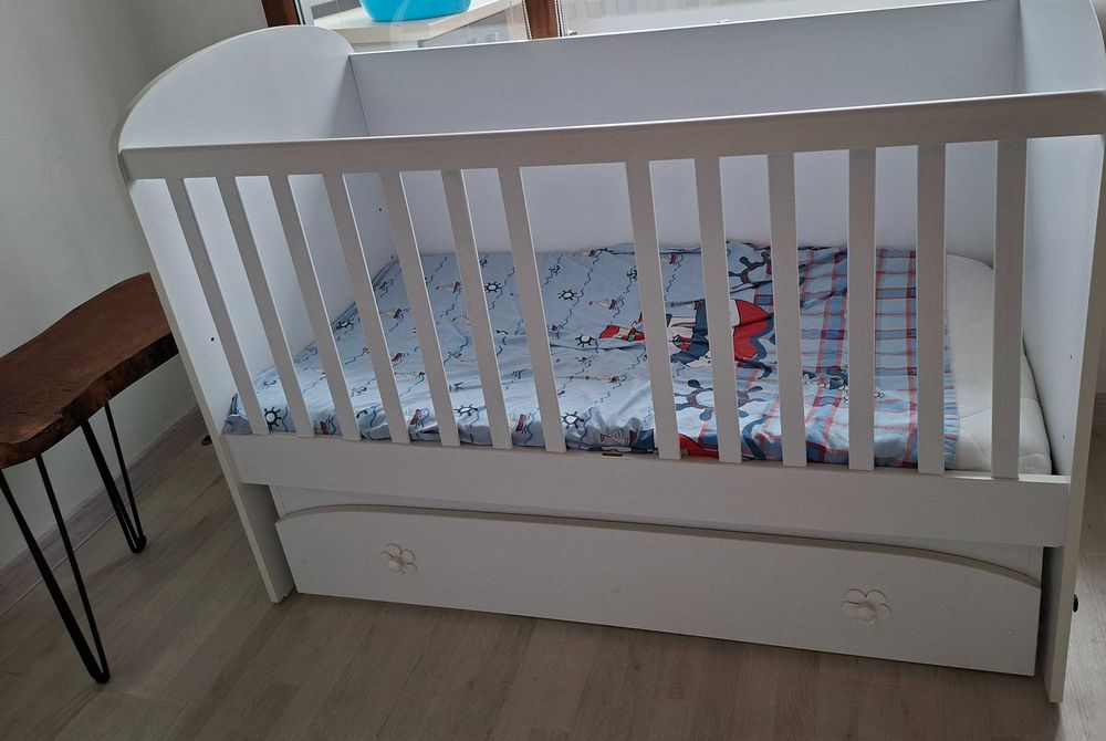 Кошара с люлеещ механизъм