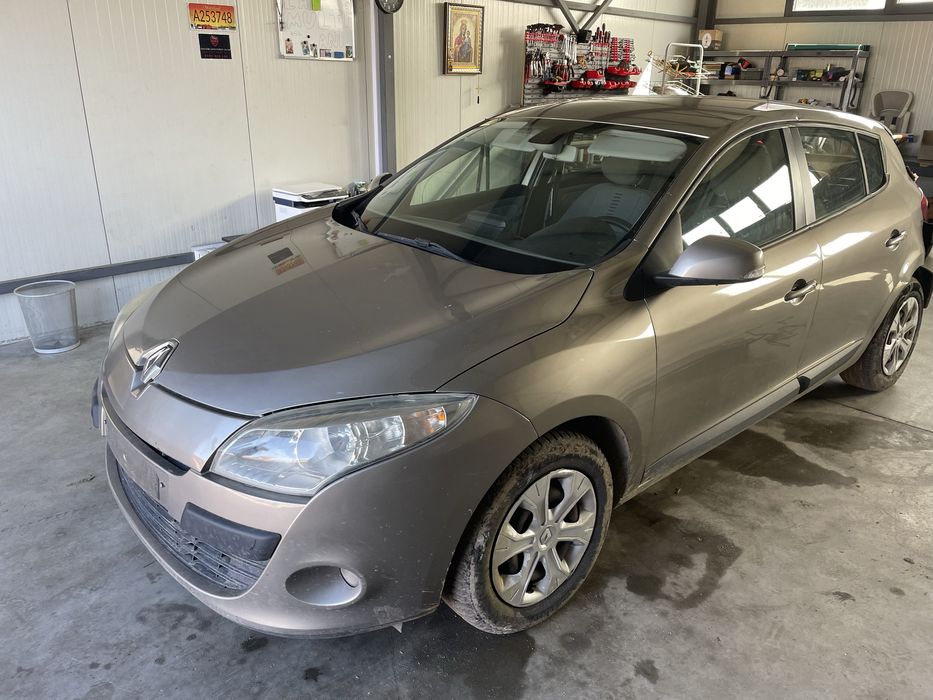 Vand capota motor Renault Megane 3 / impecabila / maro