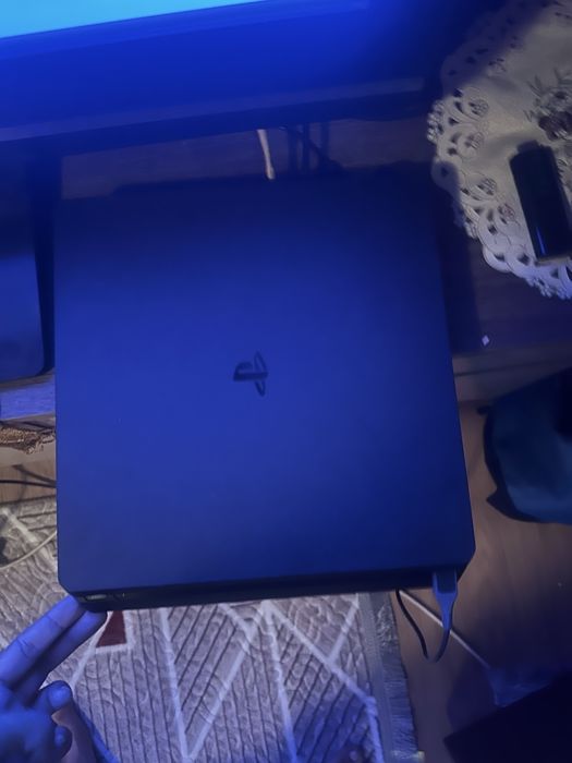 Ps4 Slim 1TB stare foarte buna nu prea l-am folosit