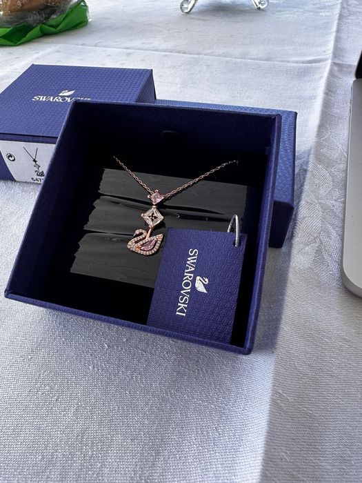 Colier Swarovski dancing swan rose gold cu piatra roz