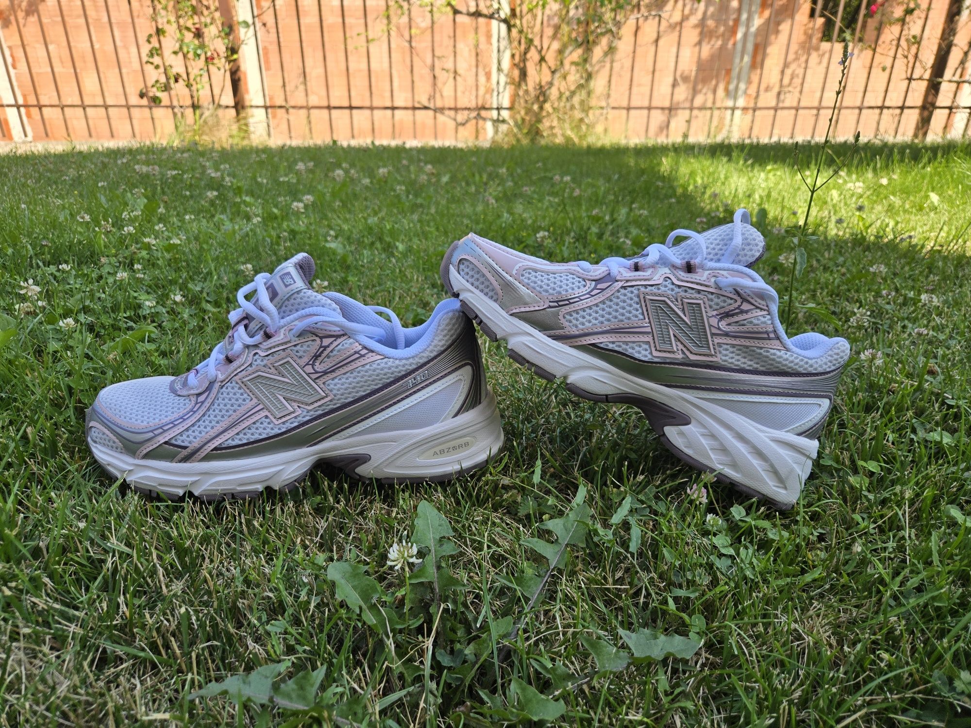New Balance 2002R