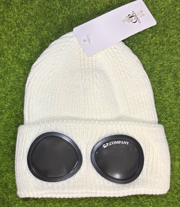 Vand beanie cp company alb nou