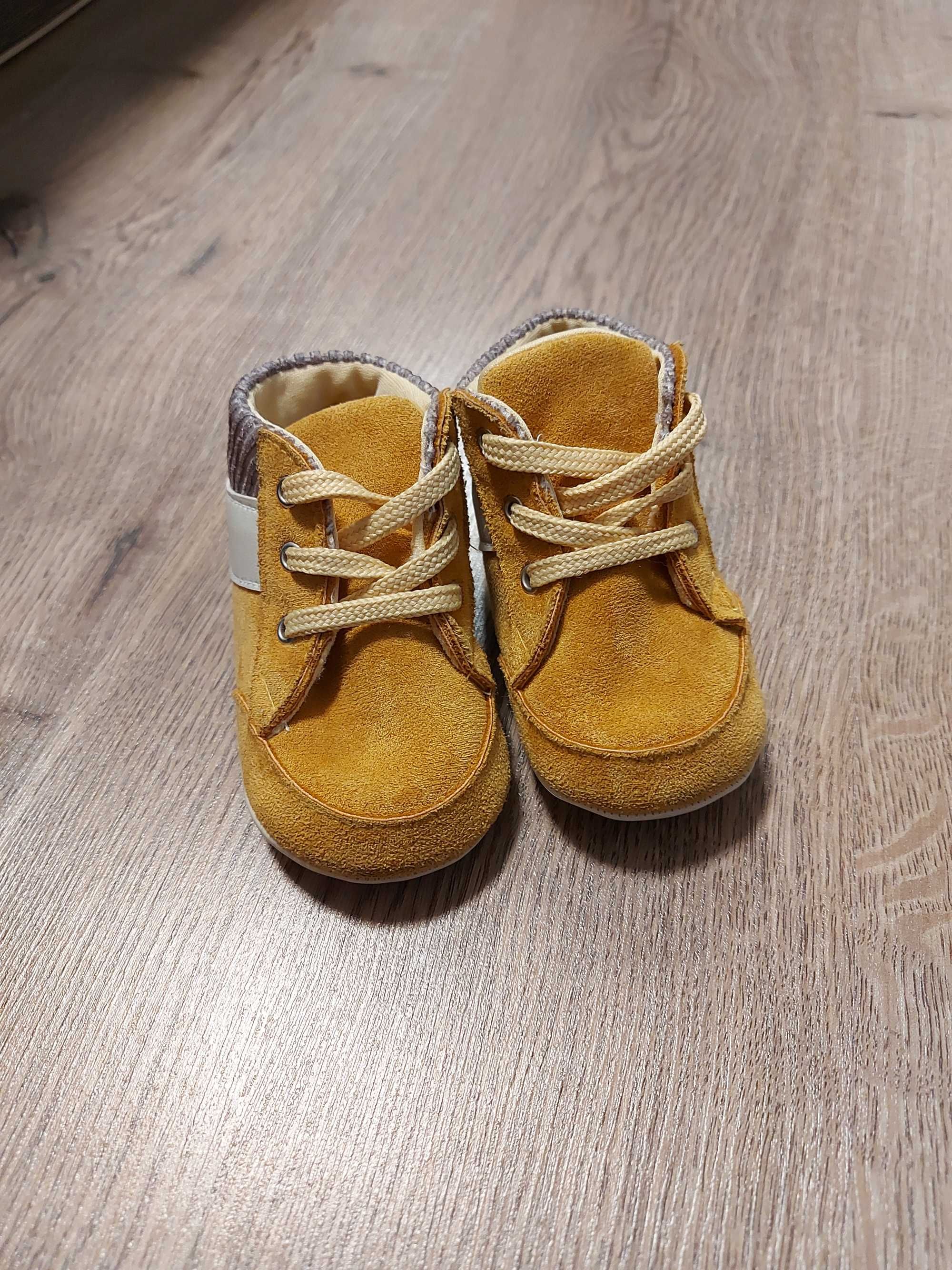 Бебешки обувки и буйки за прохождане