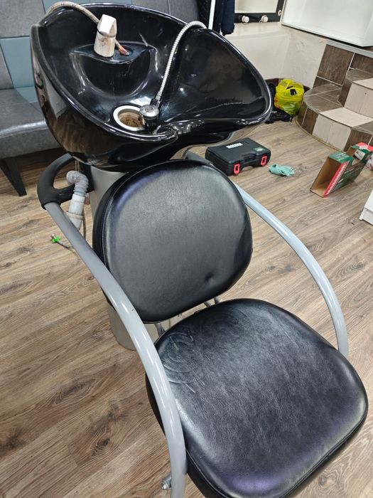 Парикмахерская мойка для волос головы.