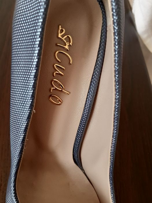 Vând pantofi dama, culoarea deosebita