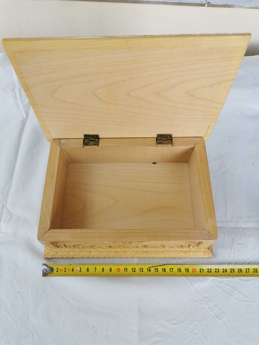 Caseta bijuterii din lemn sculptata manual, anii 80