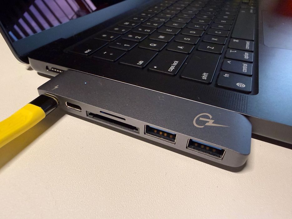 Hub USB-C / card reader pentru MacBook