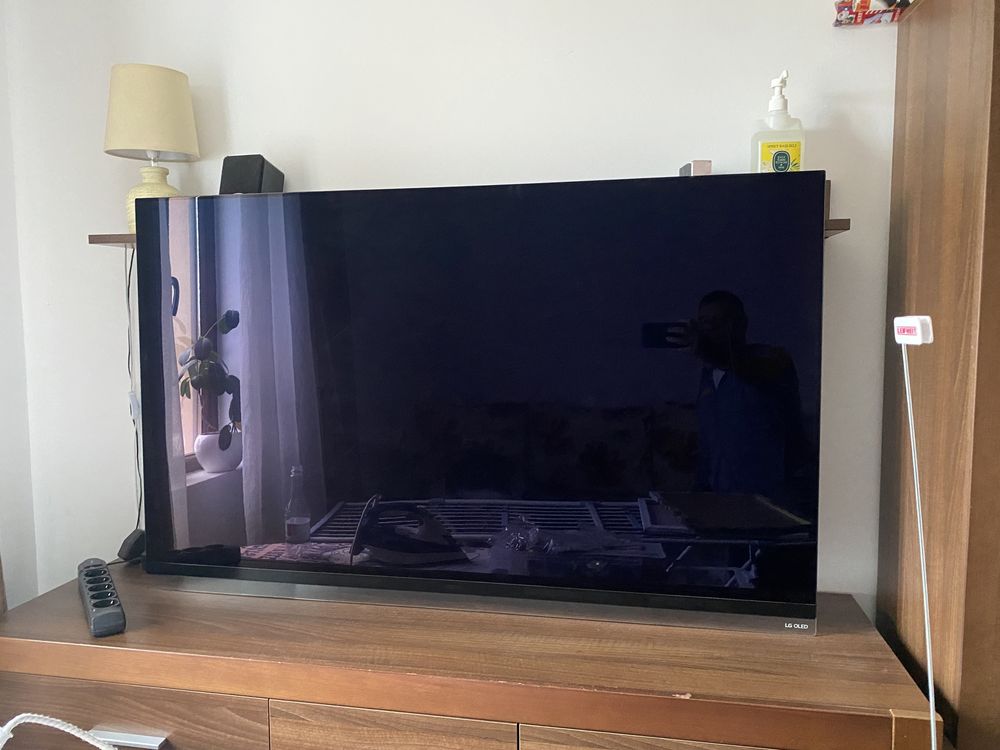 Oled LG cu ecranul ciobit diagonală 139 cm “55