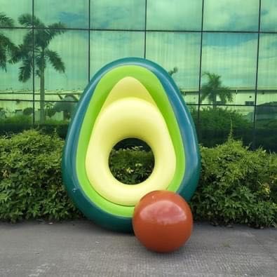 Плувен дюшек във формата на авокадо с вградена плажна топка