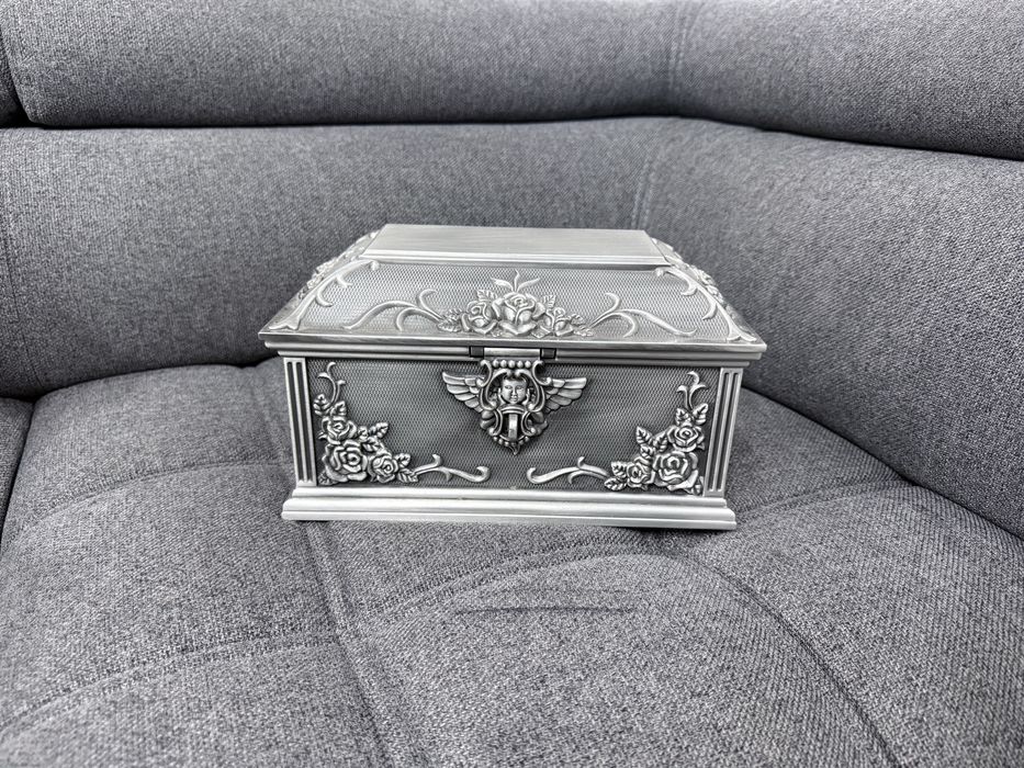 Cutie dijuterii din antimoniu