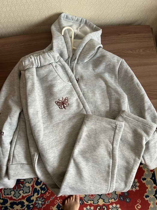 Спортивный костюм на девочек.