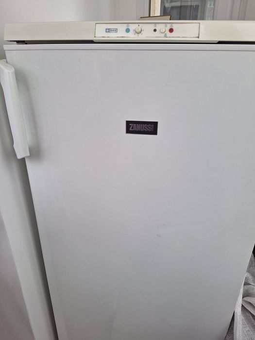 Congelator Zanussi ZFU19400WA, Capacitate 168 l, Clasa F, 5 sertare,