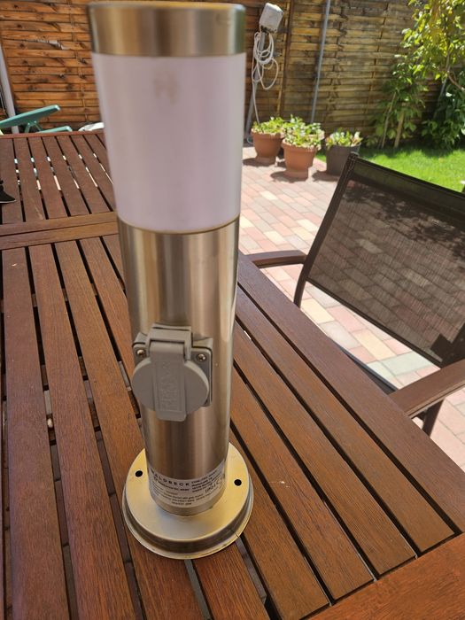 Stâlp lampa cu prize pentru exterior de inox