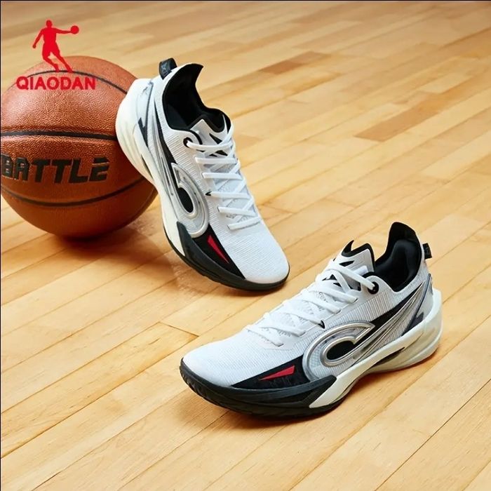 Adidasi de baschet , marimi 40,5  , 41  , 42  ,42,5  ,  44  ,  44,5