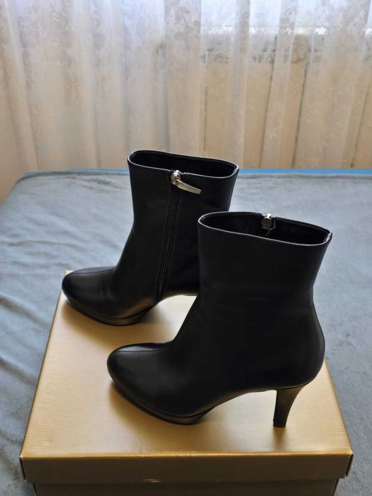 Vând ghete negre, din piele, noi, mărimea 38, marca Anna Cori.