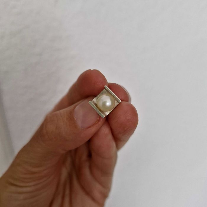 Cercel minimalist din argint cu perlă