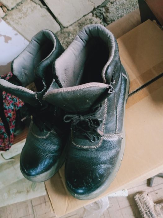 Продается спец батинки разы 42.41.