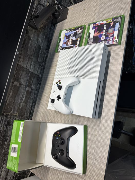 X Box one S / 1 тб с дойстиками и играми
