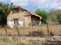 Продавам дворно място с паянтова къща в с. Подем с партиди-ток и вода