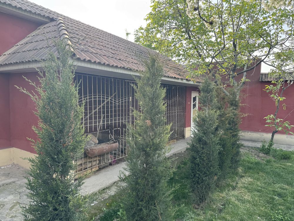 Uy sotiladi 26 xonalik Quvasoyni engz zor joyida joylashgan