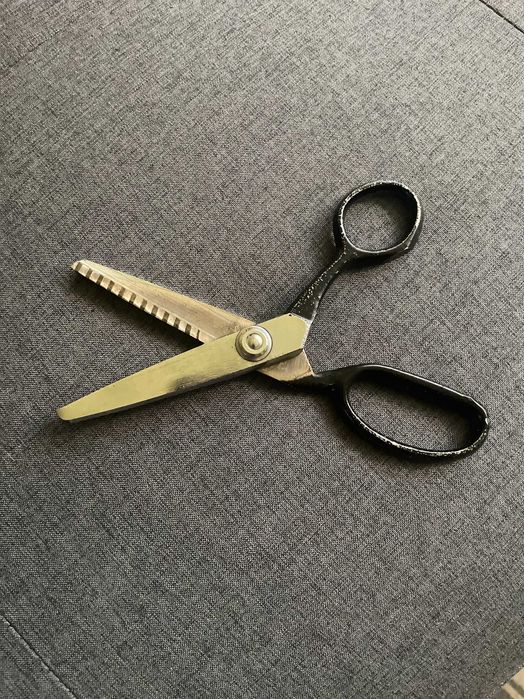 Vand 2 foarfeci pentru croitorie.