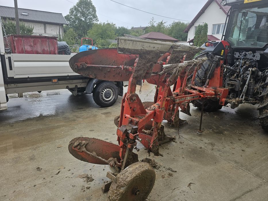 Vând plug reversibil huard tr65 cu 3 capuri .