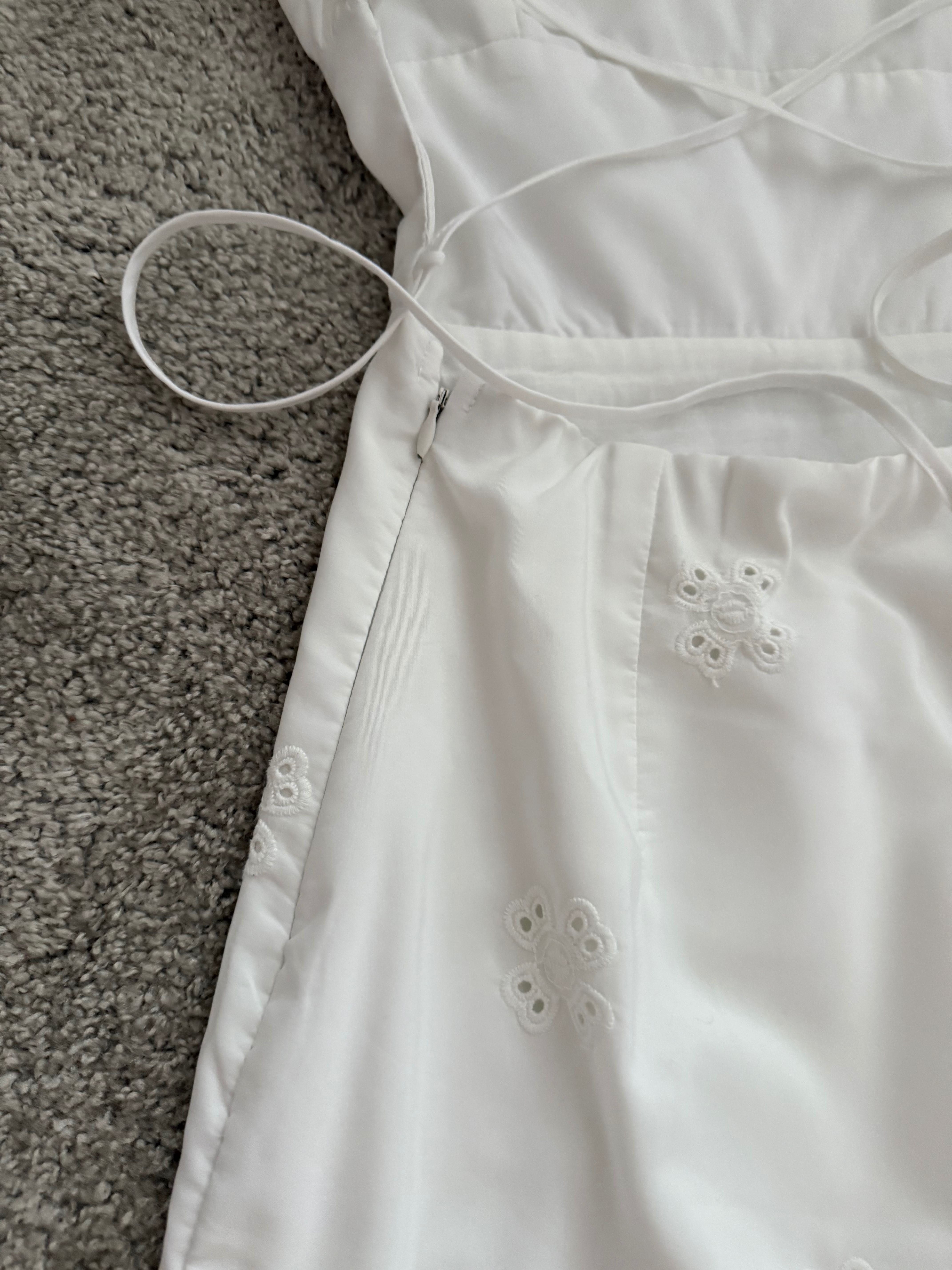 Бяла рокля с ефектен гръб Zara