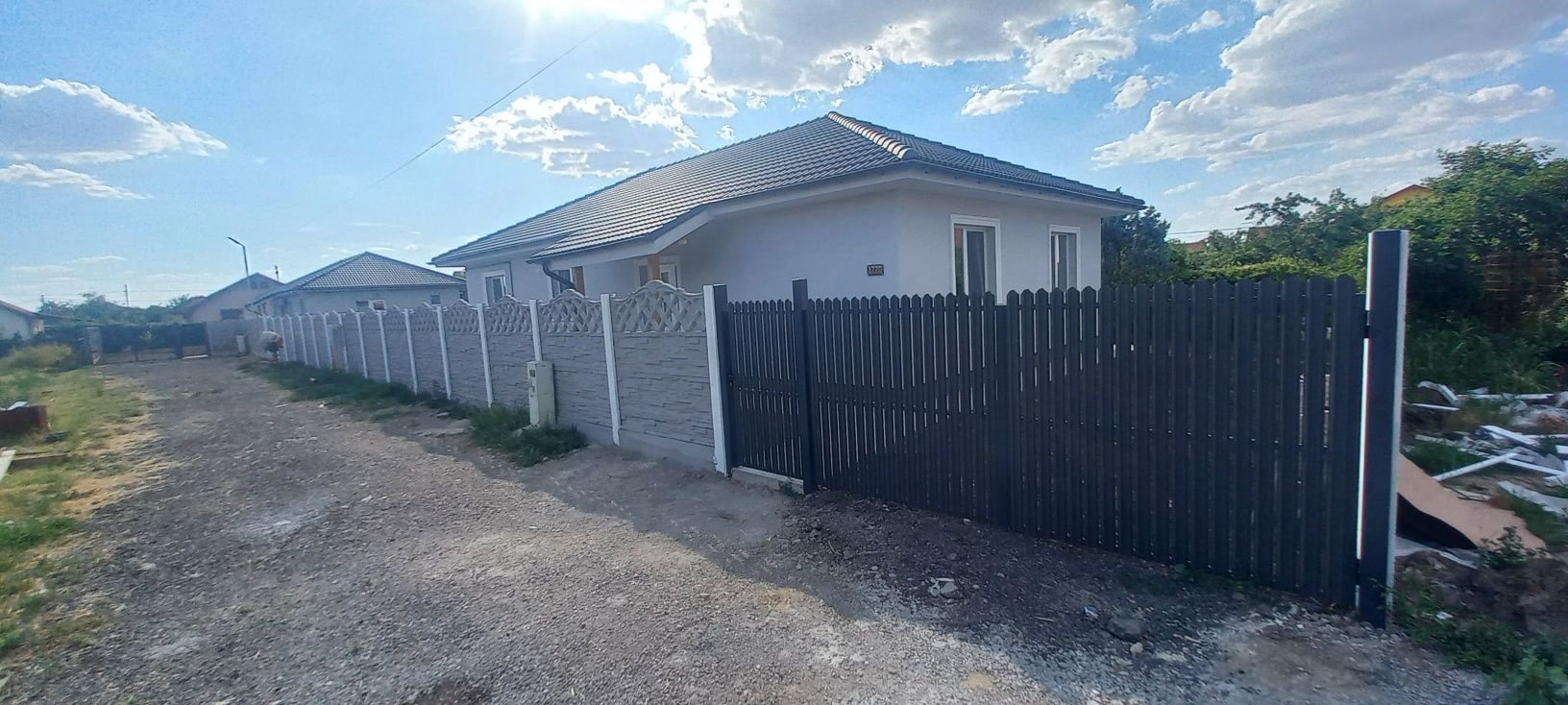 Ocazie!! OCUPABILĂ  Imediat Vând casă parter in Sanmihaiu Roman