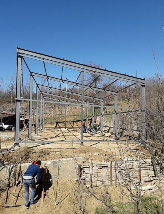 Vand hala pe structura metalica