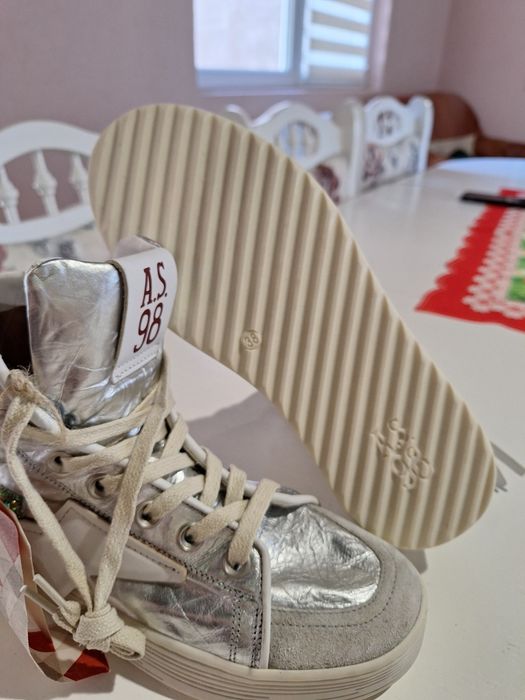 Papuci noi cu eticheta