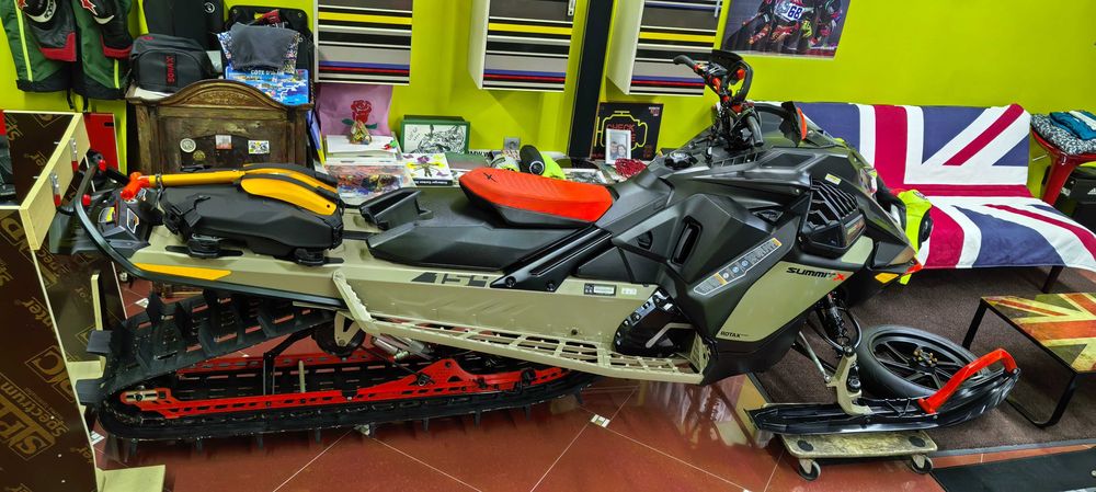 Snowmobil Ski Doo Summit 850 Turbo